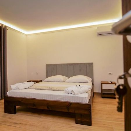 Vila Fatos Qama Berat Bagian luar foto