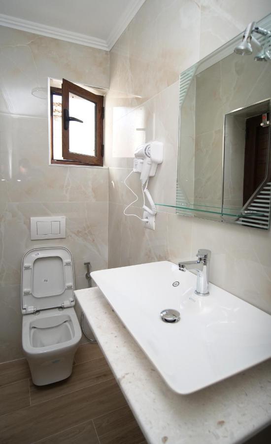 Vila Fatos Qama Berat Bagian luar foto