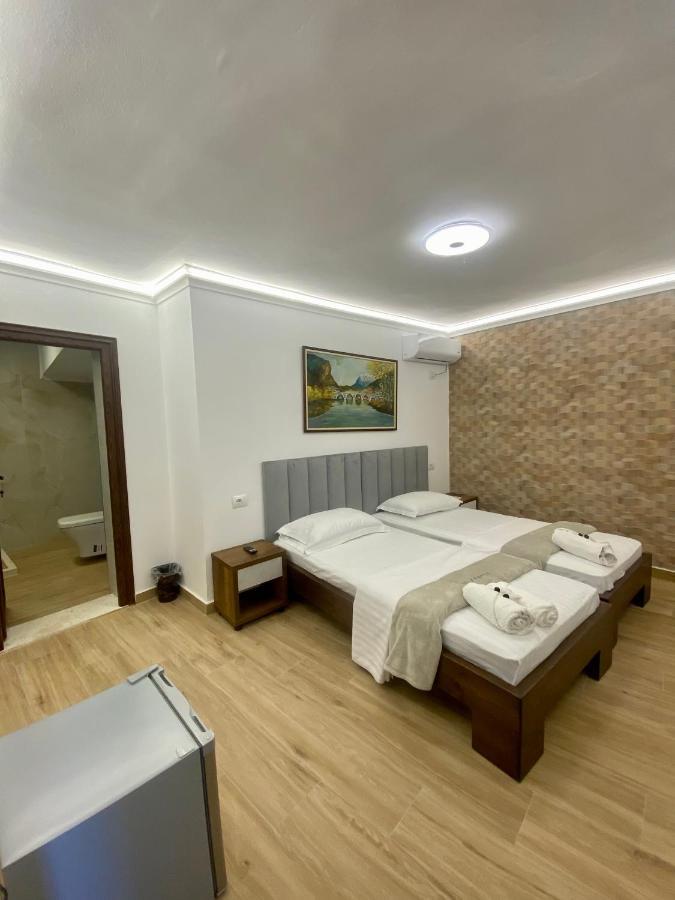 Vila Fatos Qama Berat Bagian luar foto