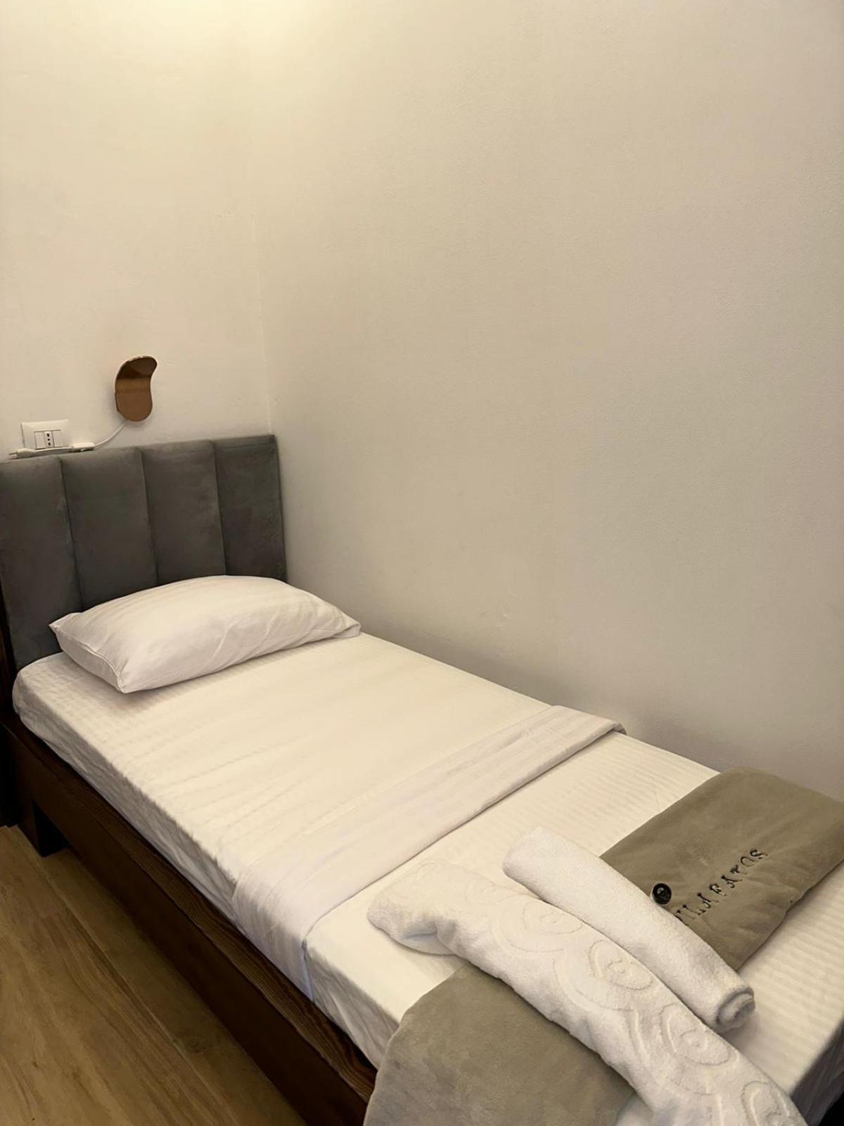 Vila Fatos Qama Berat Bagian luar foto